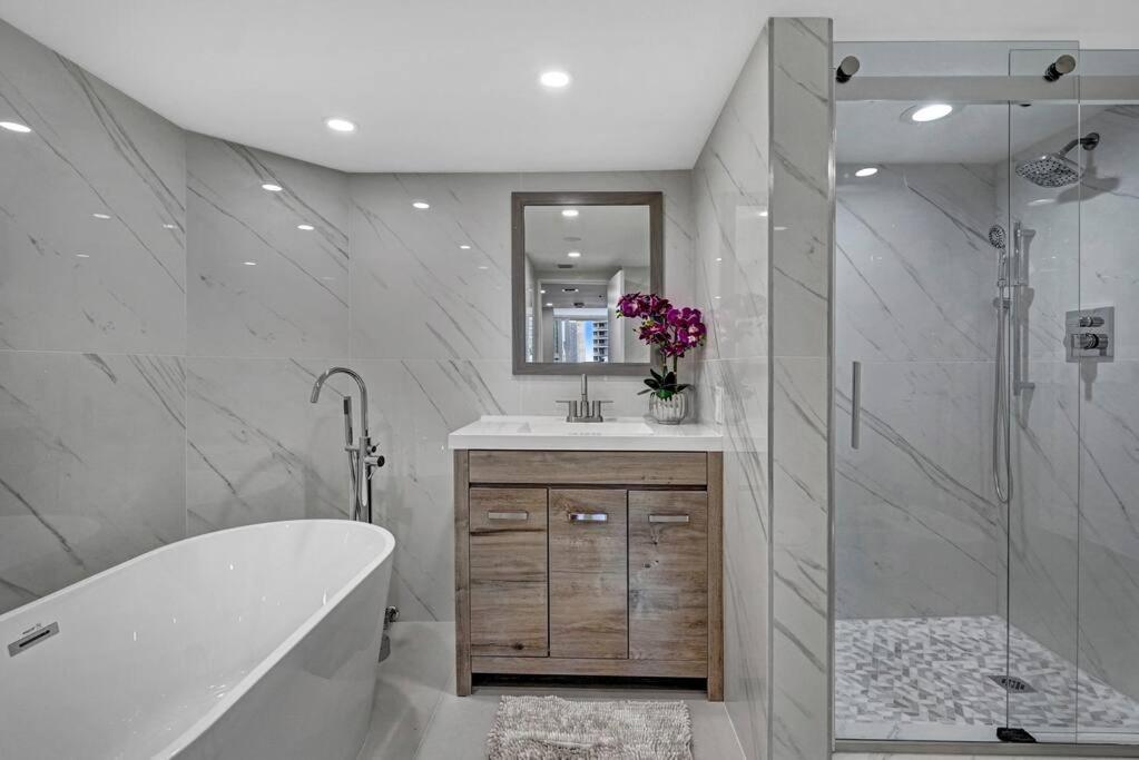 The Gypsy - Water & Park Views, Totally Renovated Apartamento *